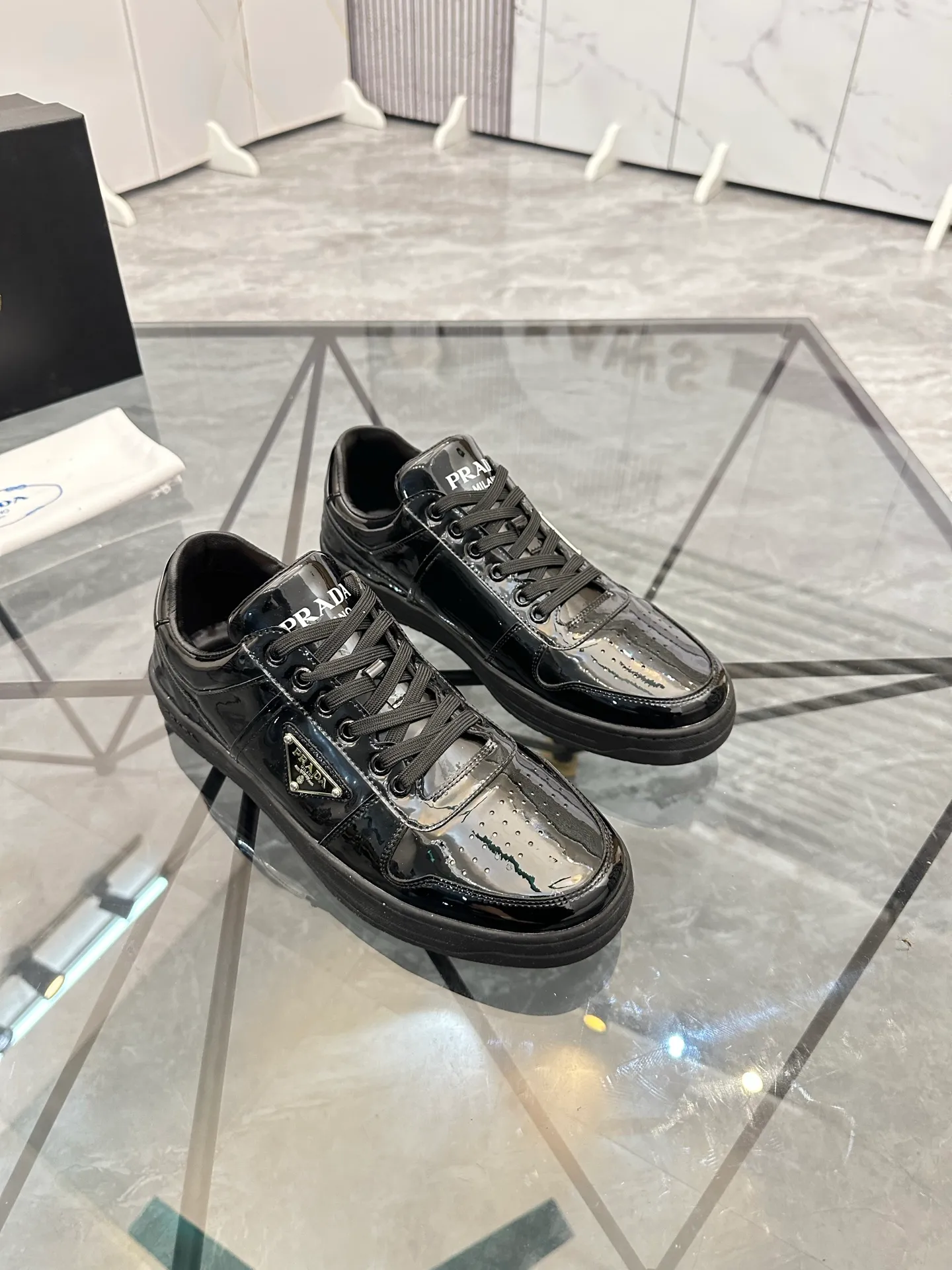 Men's shoes: 💰P400¥ Product trademark: Prada *"Prada*" low-top casual shoes Regular size: 38-44 (can be customized to 45) Product materials: imported cowhide upper, sheepskin lining, original outsole. Number: 020
